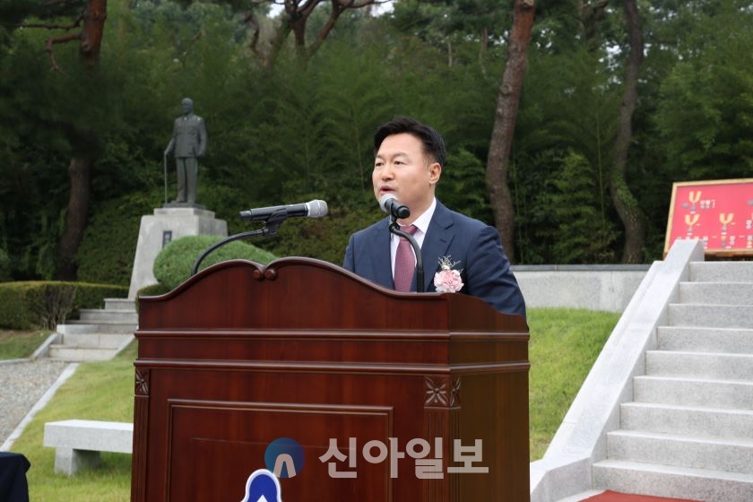 서대전여자고등학교는 개교 40주년을 기념하여 10월 8일, 교내에서 서붕 박병배 선생의 동상 제막식을 거행하는 가운데 유지완부교육감이 축사를 하고 있다. 사진=서대전여고