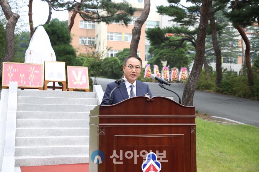 서대전여자고등학교는 개교 40주년을 기념하여 10월 8일, 교내에서 서붕 박병배 선생의 동상 제막식을 거행하는 가운데 돈운학원 이사장이 축사를 하고 있다. 사진=서대전여고