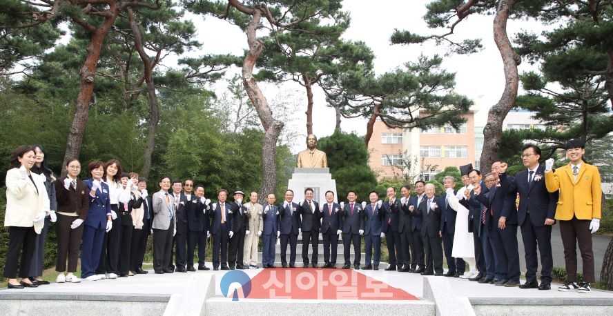 서대전여자고등학교는 개교 40주년을 기념하여 10월 8일, 교내에서 서붕 박병배 선생의 동상 제막식을 거행하는 가운데 기념촬영을 하고 있다. 사진=서대전여고