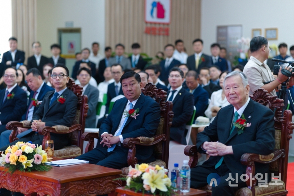 이중근 부영그룹 회장(오른쪽 첫 번째) 등이 지난 8일 캄보디아 프놈펜시에서 열린 부영타운 주상복합 아파트 그랜드 오프닝 행사에 참석했다. (사진=부영그룹)