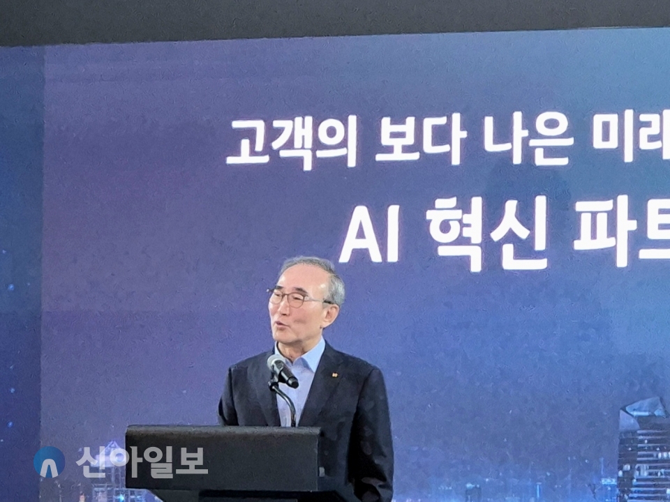 김영섭 KT 대표가 10일 서울 노보텔 앰배서더 동대문에서 기자 간담회를 열고 MS와 협력에 나선 배경과 사업전략 방향을 설명하고 있다.[사진=윤경진 기자]