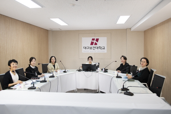 대구보건대학교병원-대구보건대학교 간호학과 관계자들이 4일 대학 교수학습원격지원센터 스튜디오에서 스폴딩 재활기관(Spaulding Rehabilitation) 관계자들과 킥오프 미팅을 진행하고 있다 (사진=대구보건대학교)