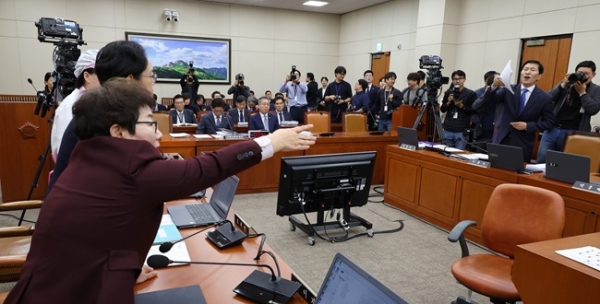 10일 오전 열린 국회 환경노동위원회의 고용노동부 등의 국정감사에서 김문수 고용노동부 장관의 "일제강점기 선조들의 국적은 일본"이라는 인사청문회 발언과 관련한 여야 논쟁으로 정회되고 있다. (사진=연합뉴스)