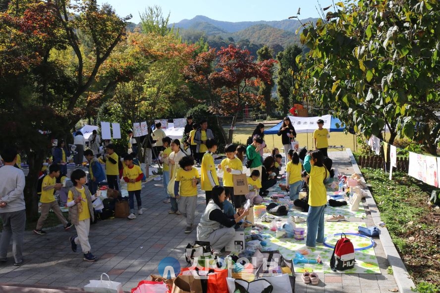 산흥초등학교는 10월 16일, 본교 어울림실과 어울림터, 운동장에서 ‘산흥초 한마음 알뜰시장’을 개최한다. 지난해 알뜰시장 모습. 사진=산흥초