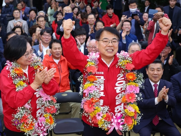 윤일현 국민의힘 금정구청장보궐선거 후보가 16일 오후 부산 금정구 선거사무소에서 당선이 유력해지자 꽃다발을 목에걸고 환호하고 있다. (사진=연합뉴스)