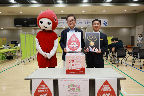 강석훈 산업은행 회장(가운데)이 서울 영등포구 산은 본점에서 열린 헌혈행사에서 기념 촬영을 하고 있다. (사진=산업은행)