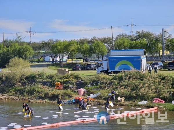 수질오염사고 방제 훈련 장면.(사진=충남도)