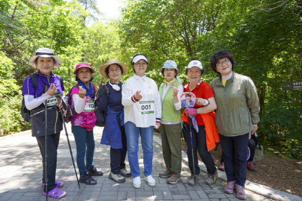 이순희 강북구청장(가운데)이 2023년 북한산 페스타에서 우이령길을 트레킹하며 구민들과 기념 사진을 찍고 있다 (사진=강북구)