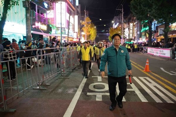 2023년 10월 29일 인파 밀집에 따라 보행로 확보를 위한 안전펜스가 설치되고 박강수 구청장이 순찰을 하고 있다  (사진=마포구)