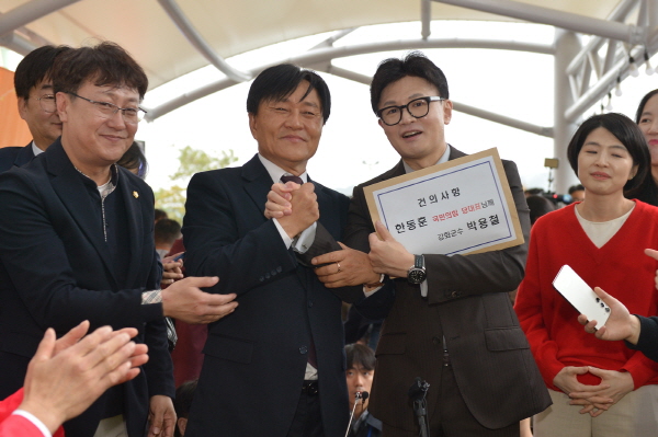 박용철 인천시 강화군수가 강화 풍물시장을 찾은 국민의힘 한동훈 대표를 만나 강화 발전을 위한 건의사항을 전달했다 (사진=인천시 강화군)