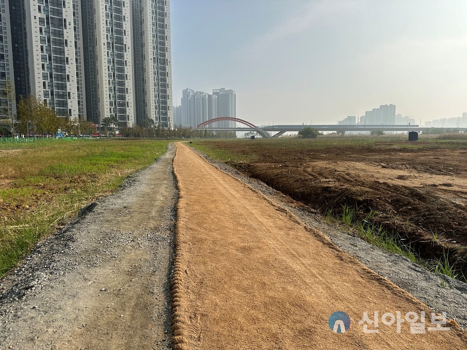 iH가 송도 R2 부지에 조성한 맨발 산책로. (사진=iH)