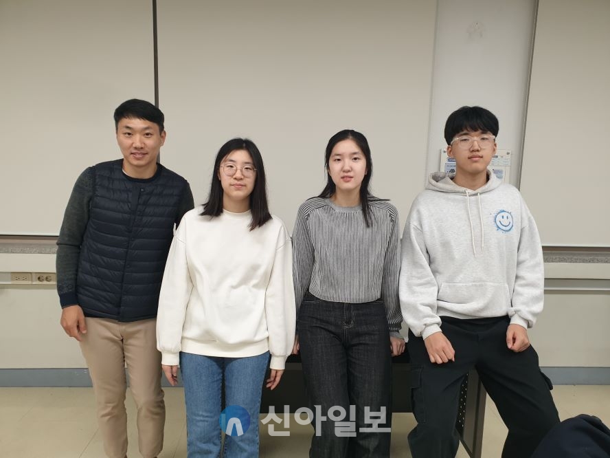 왼쪽부터 김진욱 지도교사, 대전과학고 2학년 김지안, 신유안, 한지후 학생. 사진=대전교육과학연구원