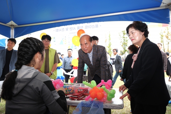 강영석 상주시장이  2024 평생학습축제 참가 부스에서 환담을 나누고 있다.