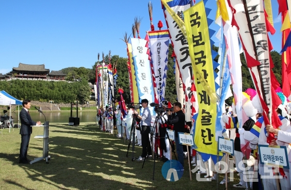 사진 밀양시(안병구 시장이 지난 25일 밀양 강변 삼문동 야외공연장에서 열린‘제15회 경상남도지사기 어르신농악경연대회’에서 인사말을 하고 있다)