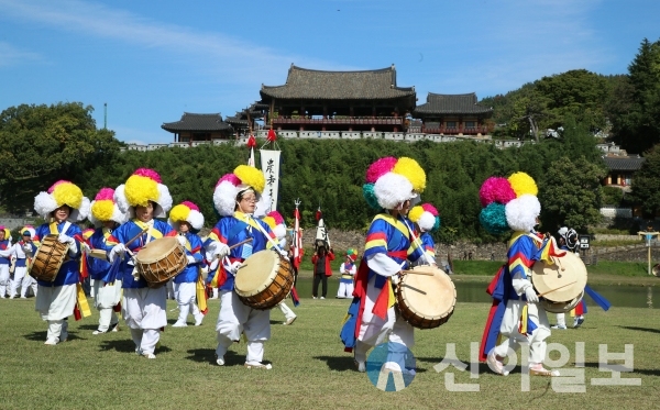 사진 밀양시(지난 25일 밀양 강변 삼문동 야외공연장에서 열린‘제15회 경상남도지사기 어르신농악경연대회’)