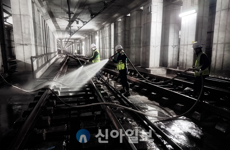 11일 새벽 교통공사 직원들이 열차 영업종료 후 지하터널에서 물청소를 하고 있다. 사진=대전교통공사