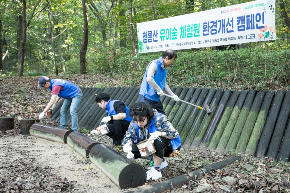 KCC·한국미래환경협회, KCC페인트 로얄우드를 활용해 유아숲 체험원 보수활동을 하고 있다. [사진=KCC]