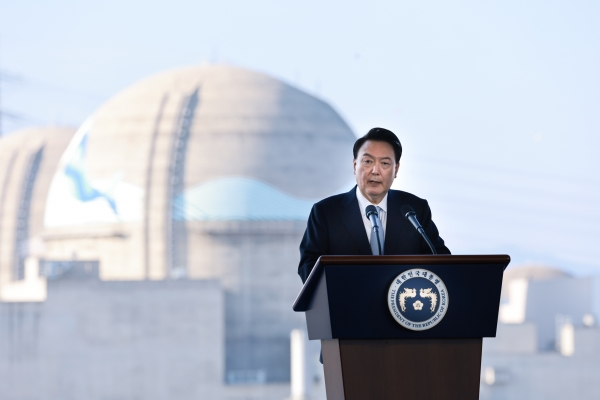 윤석열 대통령이 30일 경북 울진군 한국수력원자력 한울원자력본부에서 열린 '신한울 원전 1·2호기 종합준공 및 3·4호기 착공식'에 참석해 축사하고 있다. (사진=연합뉴스)