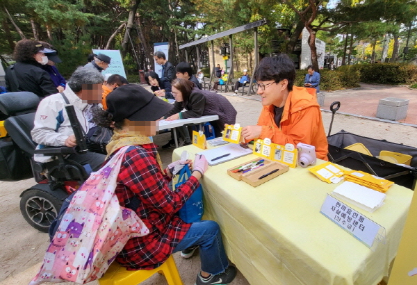 ‘생명존중 생명사랑 캠페인‘에 참가한 사람들이 각 종교기관 부스에서 상담 및 체험을 하고 있다 (사진=강동구)