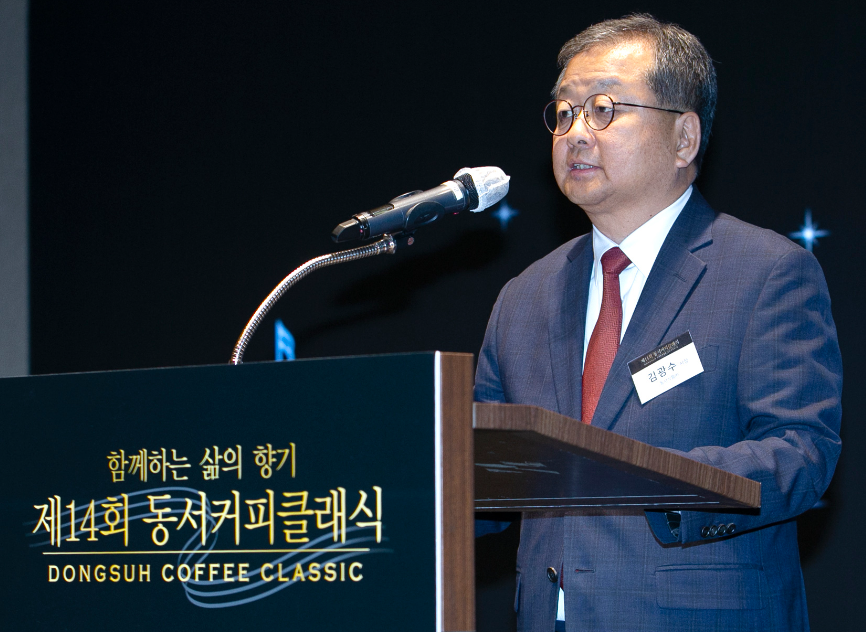 지난 30일 대전예술의전당 아트홀에서 열린 ‘제14회 동서커피클래식’ 공연에 앞서 김광수 동서식품 사장이 인사말을 하고 있다. [사진=동서식품]