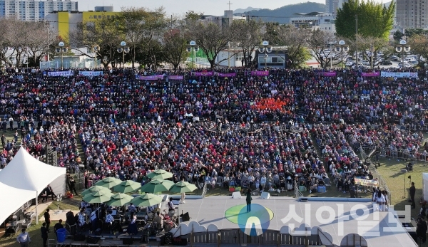 사진 밀양시(지난 30일 밀양강 둔치 특설무대에서 열린‘KBS 전국노래자랑 밀양시 편’)