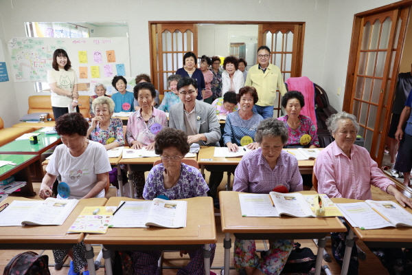 김철우 군수가 어르신들과 한글교실을 함께하고 있다.(사진=보성군)