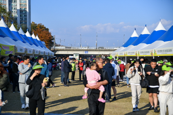 방문객들로 북적이고 있는 지난해 농특산물 대축제 문정둔치 행사장 모습 (사진=영주군)