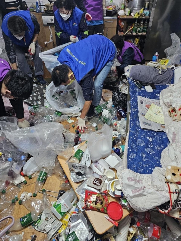 자원봉사자들이 쓰레기를 수거하고 있다.(사진=금천구청)