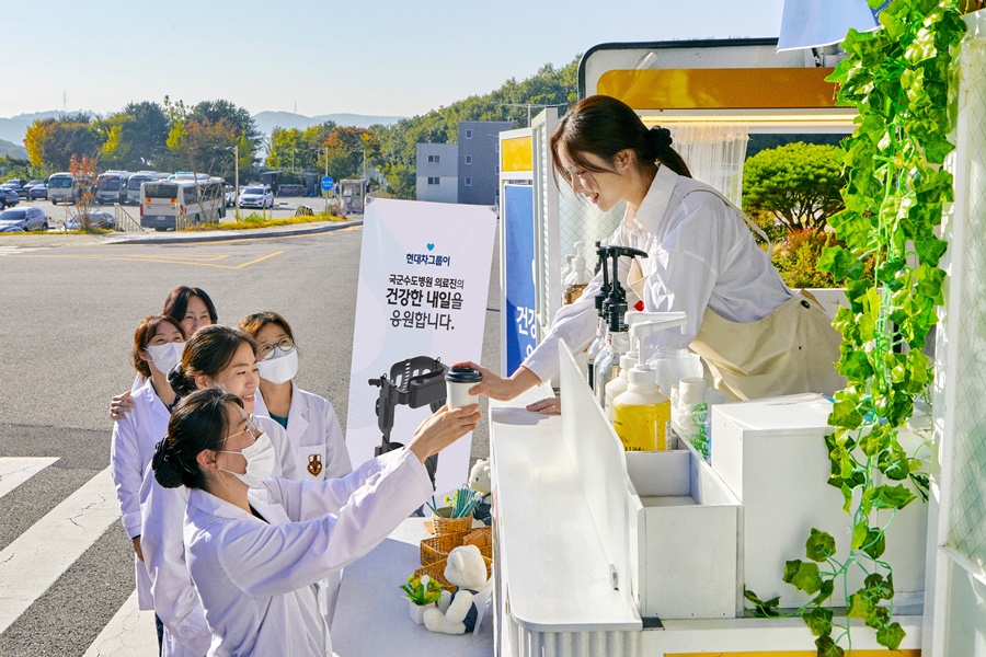 지난 10월24일 국군수도병원에서 진행한 부상 군인들과 의료진을 위한 간식차 전달 모습.[사진=현대자동차그룹]