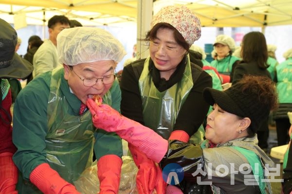 육동한 춘천시장, 새마을 사랑의 김장 나눔 행사