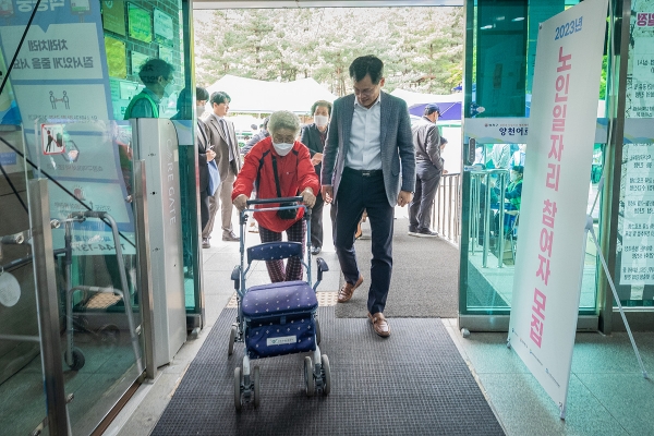 보행기를 이용하시는 어르신과 복지관에 입장중인 이기재 양천구청장.(사진=양천구청)