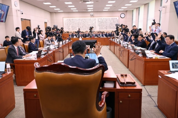 4일 오후 서울 여의도 국회에서 열린 법제사법위원회 전체회의에서 '윤석열 대통령 배우자 김건희의 주가조작 사건 등의 진상규명을 위한 특별검사 임명 등에 관한 법률안'이 표결을 거쳐 상정되고 있다. (사진=연합뉴스)