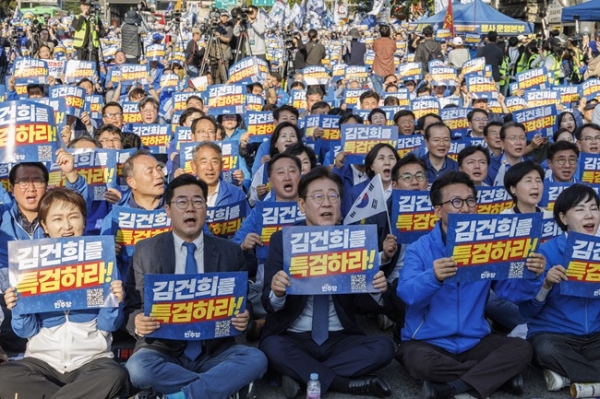 더불어민주당 이재명 대표와 박찬대 원내대표를 비롯한 의원들이 2일 서울 중구 서울역 일대에서 더불어민주당 주최로 열린 김건희 윤석열 국정농단 규탄·특검 촉구 국민행동의 날에서 구호를 외치고 있다. (사진=연합뉴스_