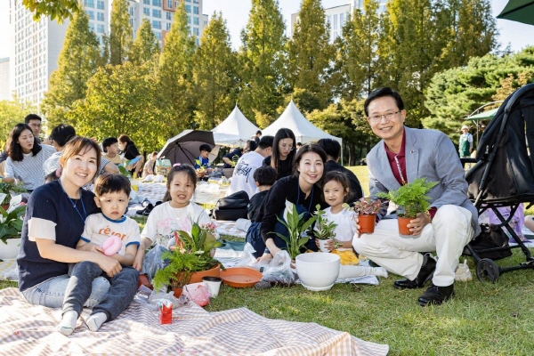 영등포구 유아숲 가족축제에서 화분 만들기를 하는 최호권 구청장 (사진=영등포구)