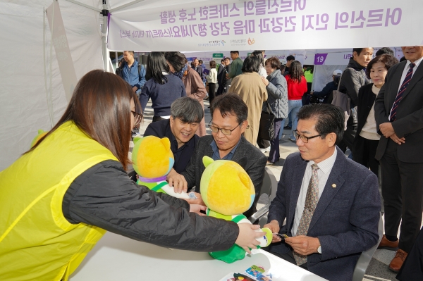 (왼쪽부터)김범섭 동대문구지역사회보장협의체 민간위원장, 이인근 동대문구 부구청장, 이태인 동대문구의회 의장이 인공지능(AI) 기술을 기반으로 한 말동무 인형사업 설명을 듣고 있다.(사진=동대문구)