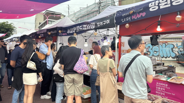 마포골목상권 붐 축제 먹거리 부스가 많은 관광객으로 붐볐다 (사진=마포구)