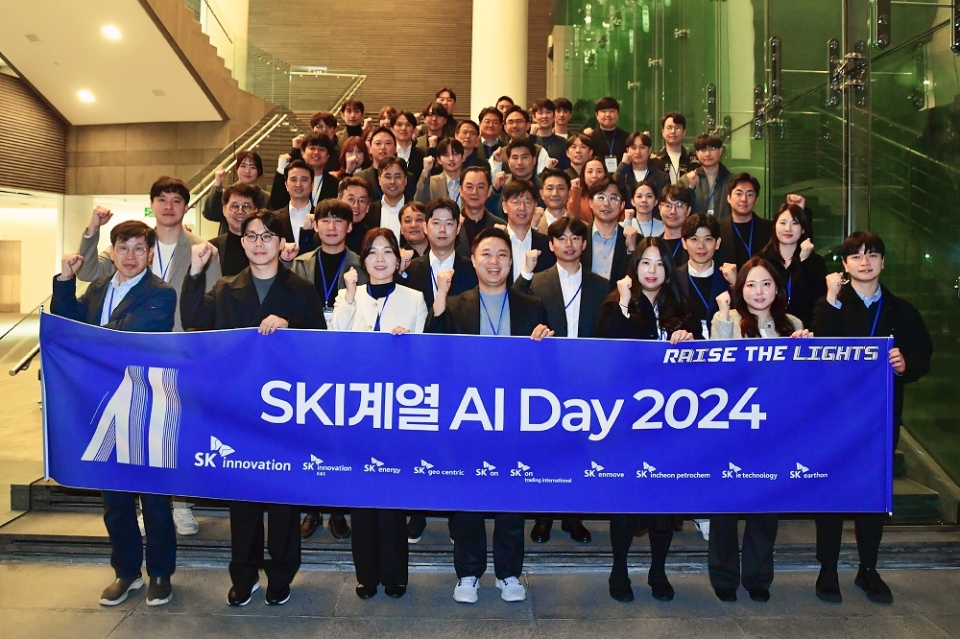 SK이노베이션 계열 경영진과 ‘2024 스카이데이’ 참석자들이 함께 기념 촬영을 하고 있다.[사진=SK이노베이션]