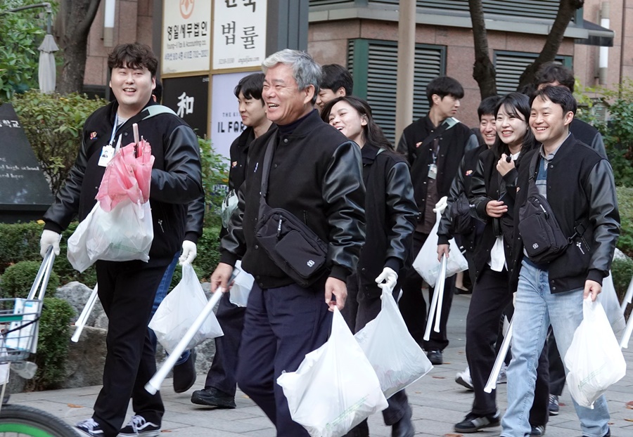 신영수 CJ대한통운 대표(앞줄 왼쪽 2번째)와 경영진, 임직원들이 지난 8일 창립 기념식에 이어 종로구 본사 일대에서 환경정화와 산책을 결합한 플러깅 행사에 참여한 모습.[사진=CJ대한통운]