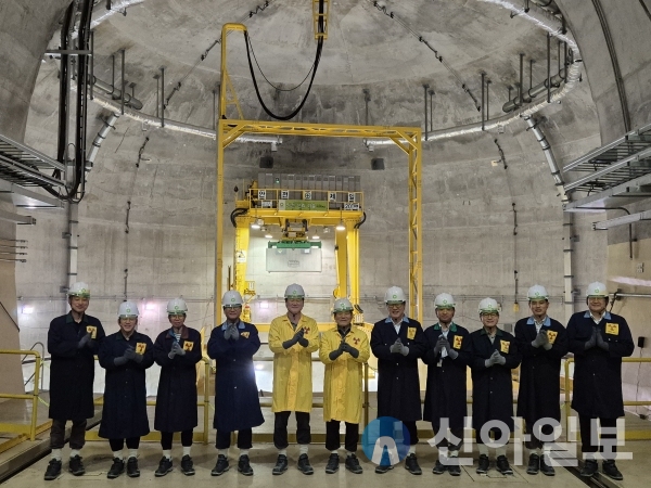 김용완 한국원자력환경공단 부이사장(왼쪽 6번째)과 오주호 중저준위사업본부장(오른쪽 5번째)이 모든 중저준위 방폐물 처분 기념촬영을 하고있다(사진=원자력환경공단)