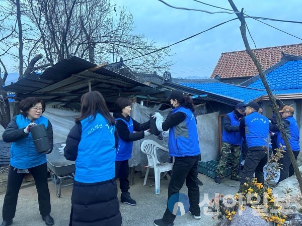 (사)이웃, 따뜻한 겨울 선물소외계층에 연탄 500장 전달