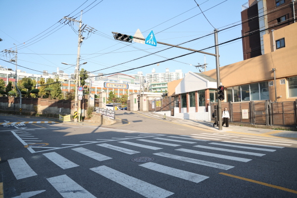 마포구가 경찰서와의 지속적인 협의로 서울여중고 앞 횡단보도에 신호등 설치를 이끌어냈다 (사진=마포구)