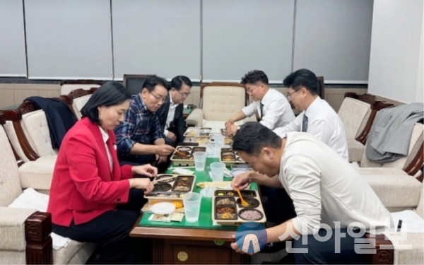 보건복지환경위원회 위원들이 13일 야간까지 진행된 행정사무감사 일정으로 뒤늦은 도시락 저녁식사를 하고 있다.(사진=충남도의회)