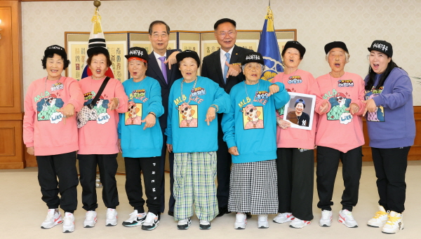 [크기변환]사본 -(사진 1)한덕수 총리가 외국 정상 등 귀빈을 맞는 국무총리 접견실에서 김재욱 칠곡군수와 수니와칠공주 할머니들과 럭키 칠곡 포즈를 하며 기념 촬영을 하고 있다.