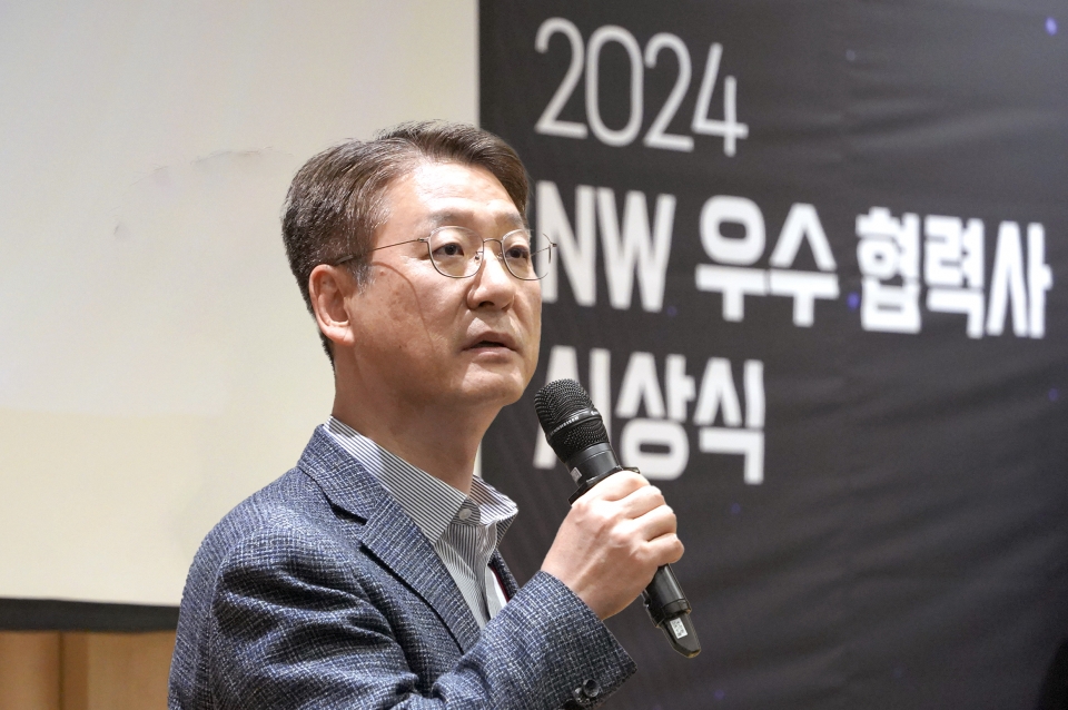 권준혁 LG유플러스 네트워크부문장이 14일 열린 '2024 네트워크 우수 협력사 시상식'에서 감사 인사를 하고 있다. [사진=LG유플러스]