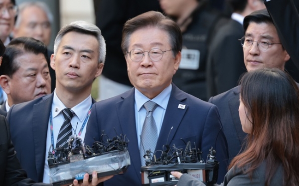 이재명 더불어민주당 대표가 15일 오후 서울 서초구 서울중앙지법에서 열린 공직선거법 위반 혐의 관련 1심 선고 공판을 마친 뒤 취재진 질문에 답하고 있다. (사진=연합뉴스)