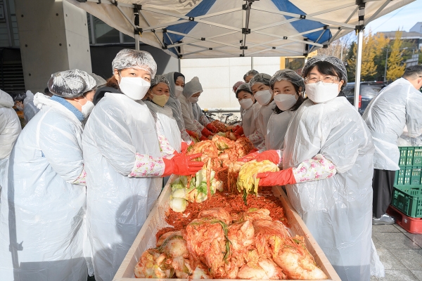 지난 19일 김장나눔 행사(목동제일교회)에서 봉사하고 있는 구민들.(사진=양천구)