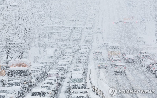 27일 오후 대설 경보가 발효 중인 경기도 수원시 팔달구 경수대로에서 차량이 서행하고 있다. (사진=연합뉴스)