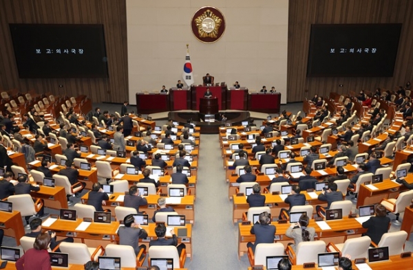 2일 오후 열린 국회 본회의에서 정명호 국회 의사국장이 최재해 감사원장과 이창수 서울중앙지검장, 조상원 4차장검사, 최재훈 반부패수사2부장에 대한 탄핵 소추안 등을 보고하고 있다. (사진=연합뉴스)