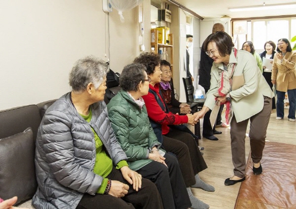 박희영 용산구청장(오른쪽)이 보광동 우사단 경로당 ‘찾아가는 효도상담실’ 현장에서 어르신들과 인사 나누고 있다 (사진=용산구)