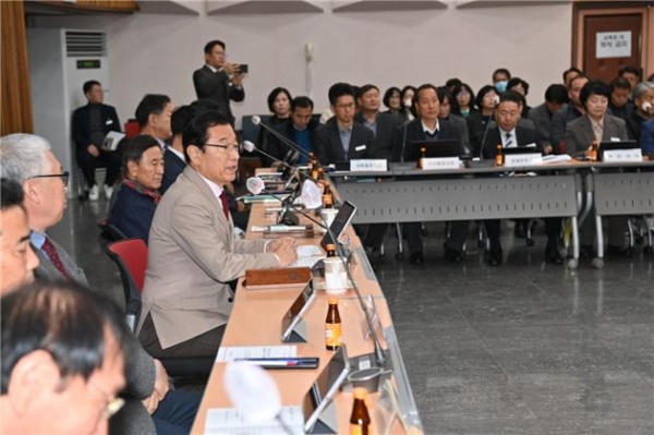 지난 2일 시청 본관 대회의실 열린 ‘제10회 시민참여 주간회의’에서 이현재 시장이 인사말을 건네고 있다 (사진=하남시의회)